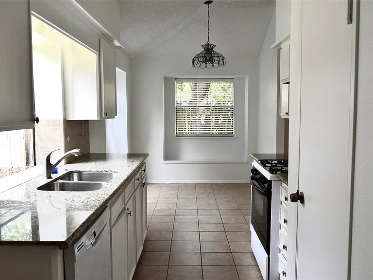16838 Markridge Dr — Photo 10