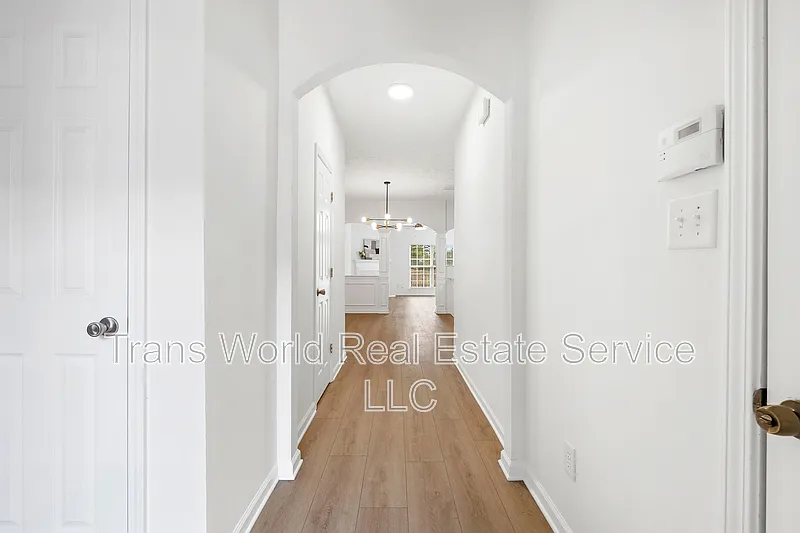 3 bed, 2.5 bath, 1712 sqft, $2,100 — Photo 3