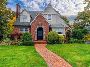 18 Riveria Ct, Malverne, NY 11565