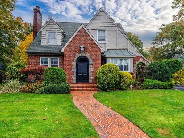 18 Riveria Court, Malverne, NY 11565