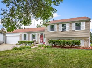 221 Alpine Dr, Schaumburg, IL 60194