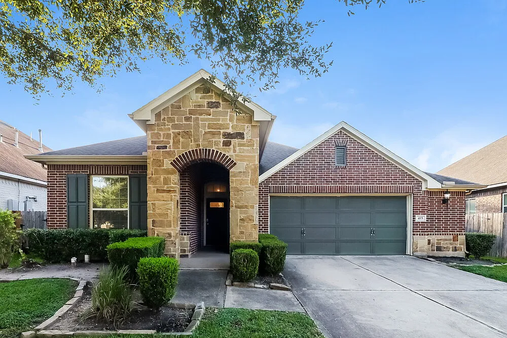 4 bed, 3.0 bath, 2375 sqft, $2,425 — Photo 1