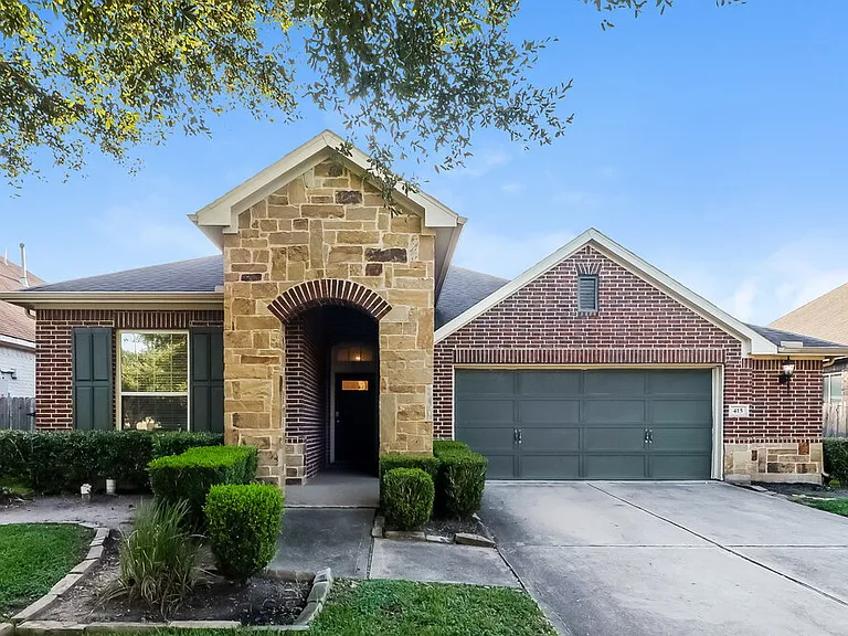 415 Rocky Briar Ct — Photo 1
