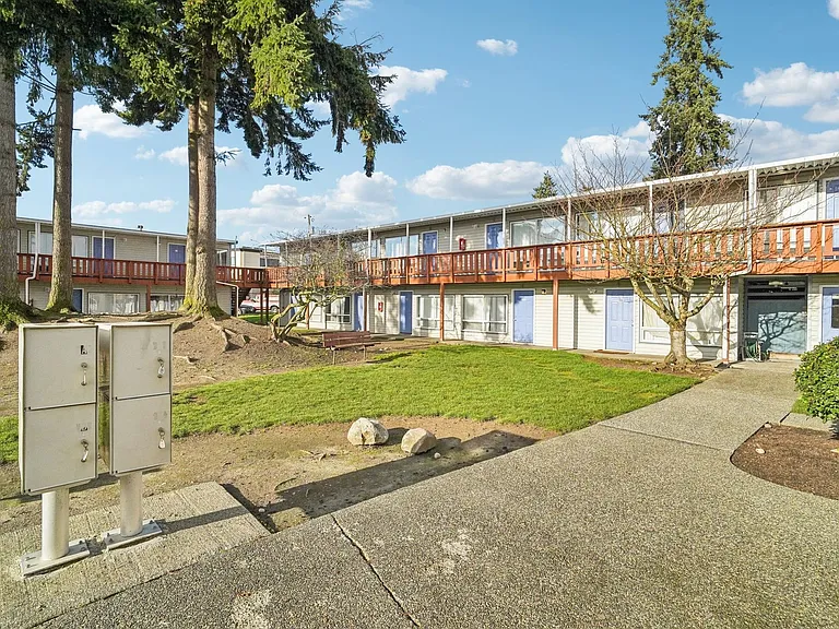 Brentwood Apartments — Photo 6