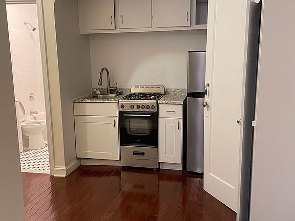 2nd image of 325 W 108th St APT 1A