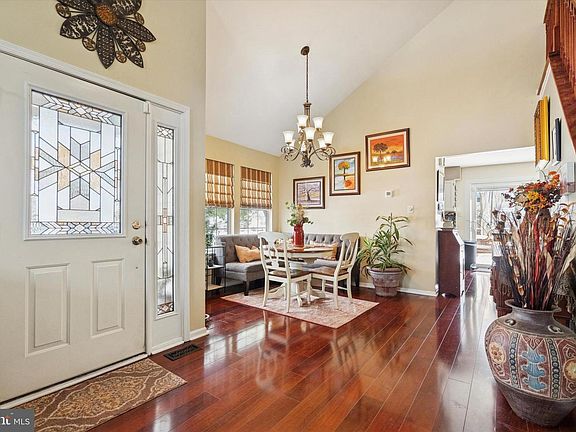 5th image of 44 Tudor Dr