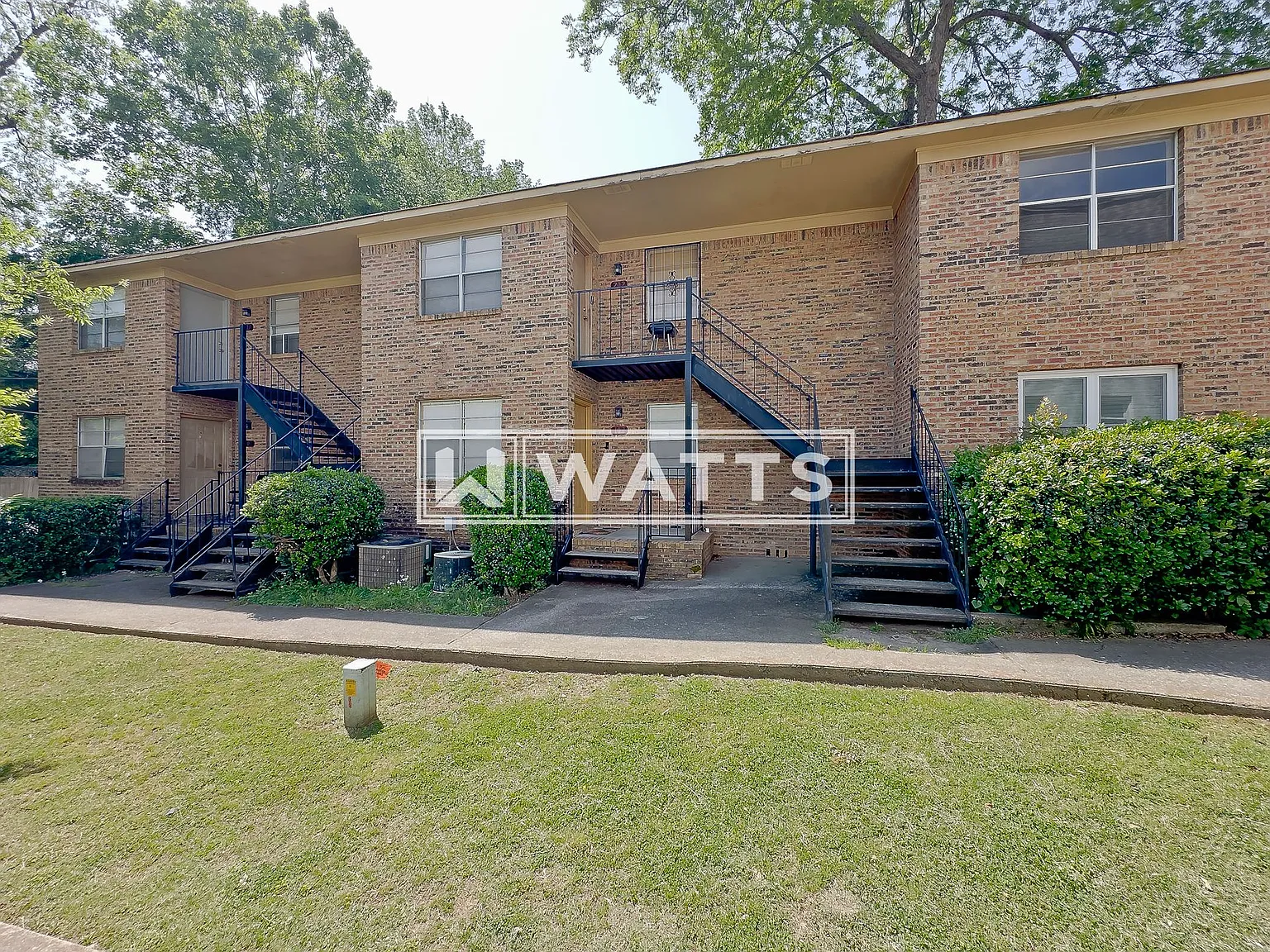 Convenient 2-Bedroom Apartment Behind Dreamland Bar-B-Q — Photo 2