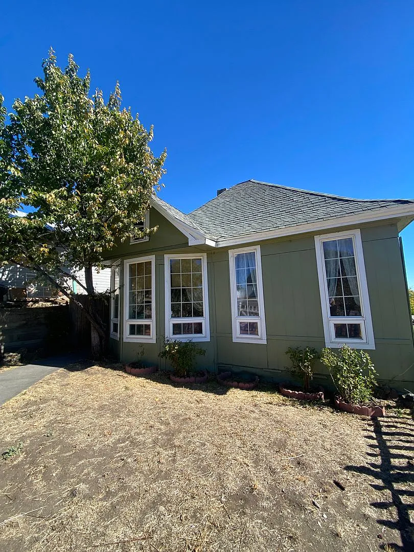 2 bedroom, 1 bathroom house, fenced yard, above downtown — Photo 1