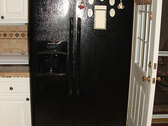 REFRIGERATOR WITH ICE MAKER