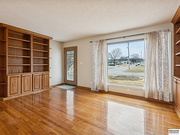 2nd image of 1216 Hillcrest Dr