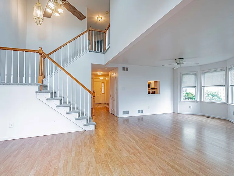 323 Surrey Pl — Photo 28