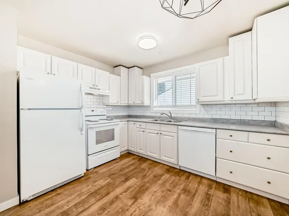 6 Woodvale Vlg NW, Edmonton, AB T6L 1W4