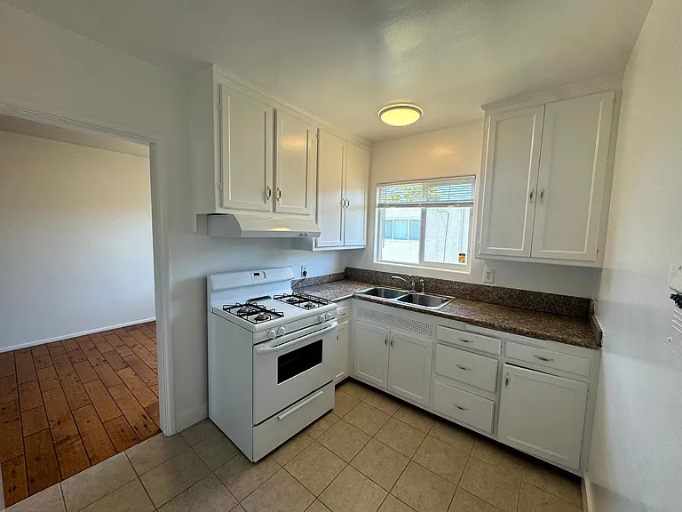 1935 Cloverfield Blvd — Photo 37