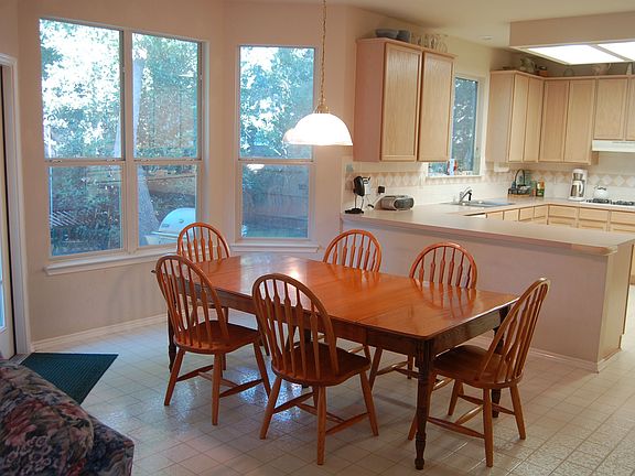 Kitchen eating area