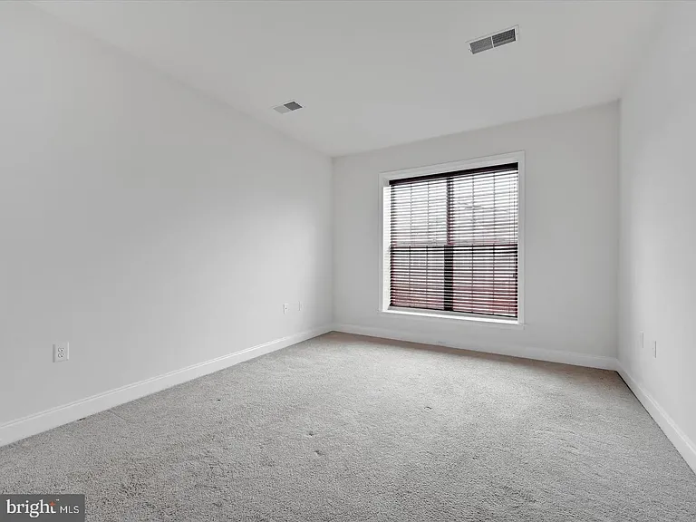 615 Darby Ct — Photo 10