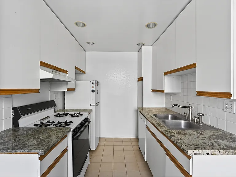 Woodman Ave Apartments — Photo 17