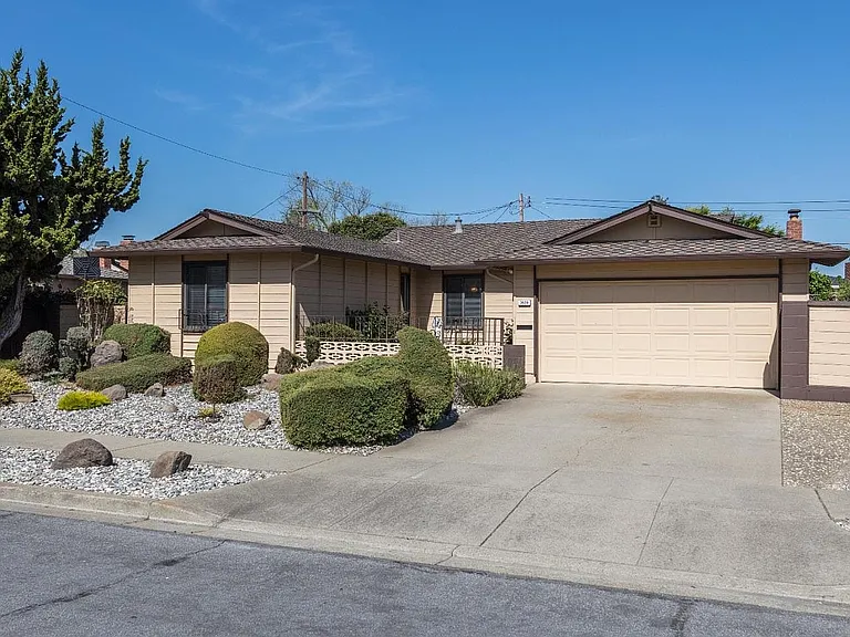 3638 Sutton Loop — Photo 1
