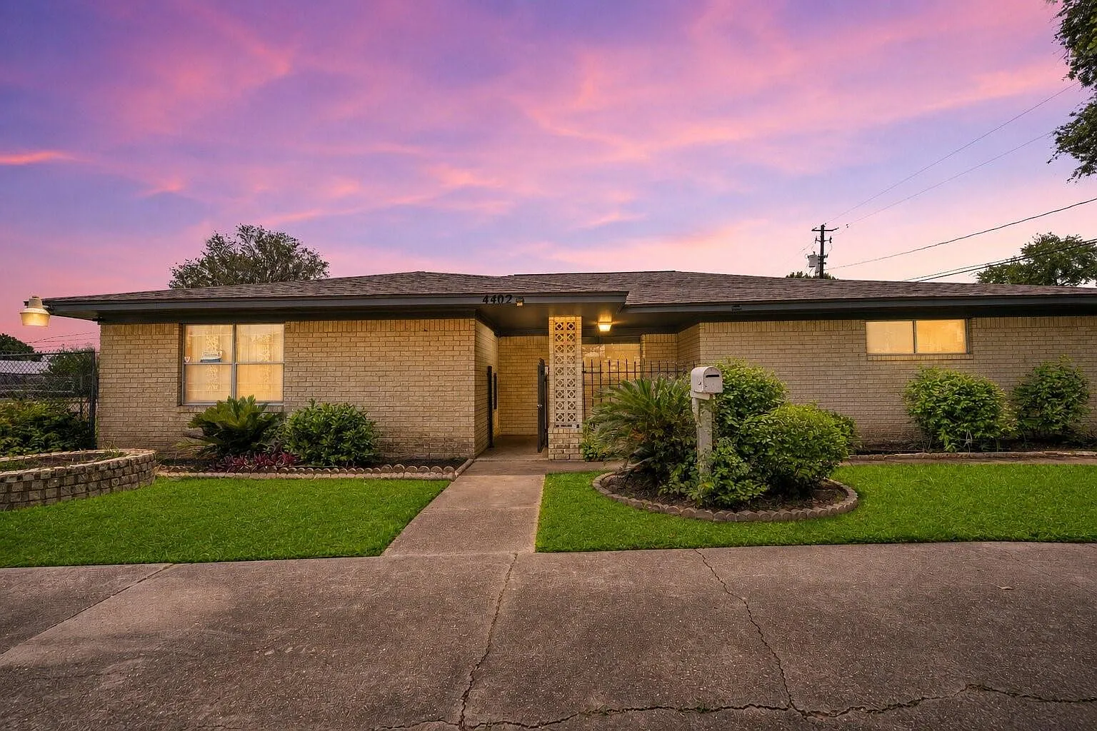 3 bed, 2.0 bath, 1616 sqft, $1,990 — Photo 2