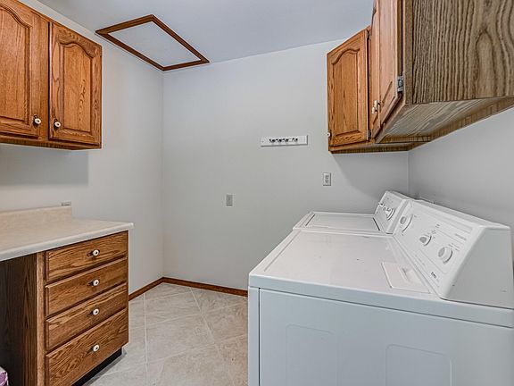 4th image of 10 Sherwood Cir