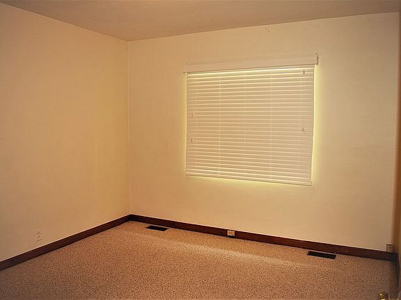 4th image of 17 Kinnikinnick Ln