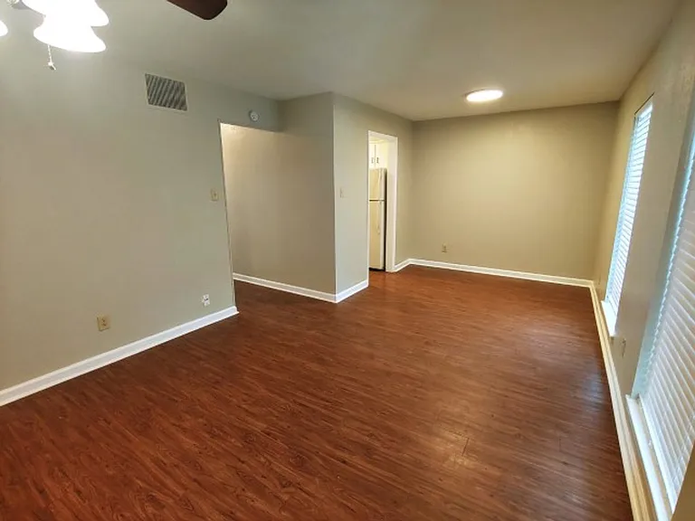 Barton Oaks Apartments — Photo 13
