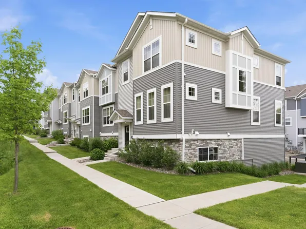 2864 Lexington Pl N, Roseville, MN 55113