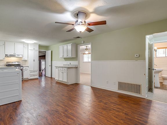 4th image of 302 Case St