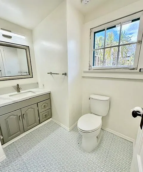 21 E Arrellaga St #B — Photo 7