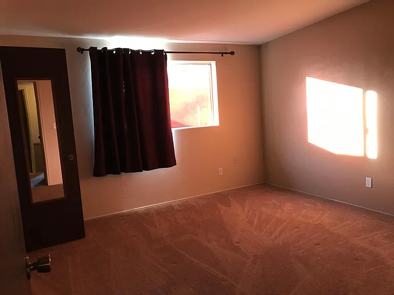 Main bedroom with en-suite 3/4 bath and walk-in closet.