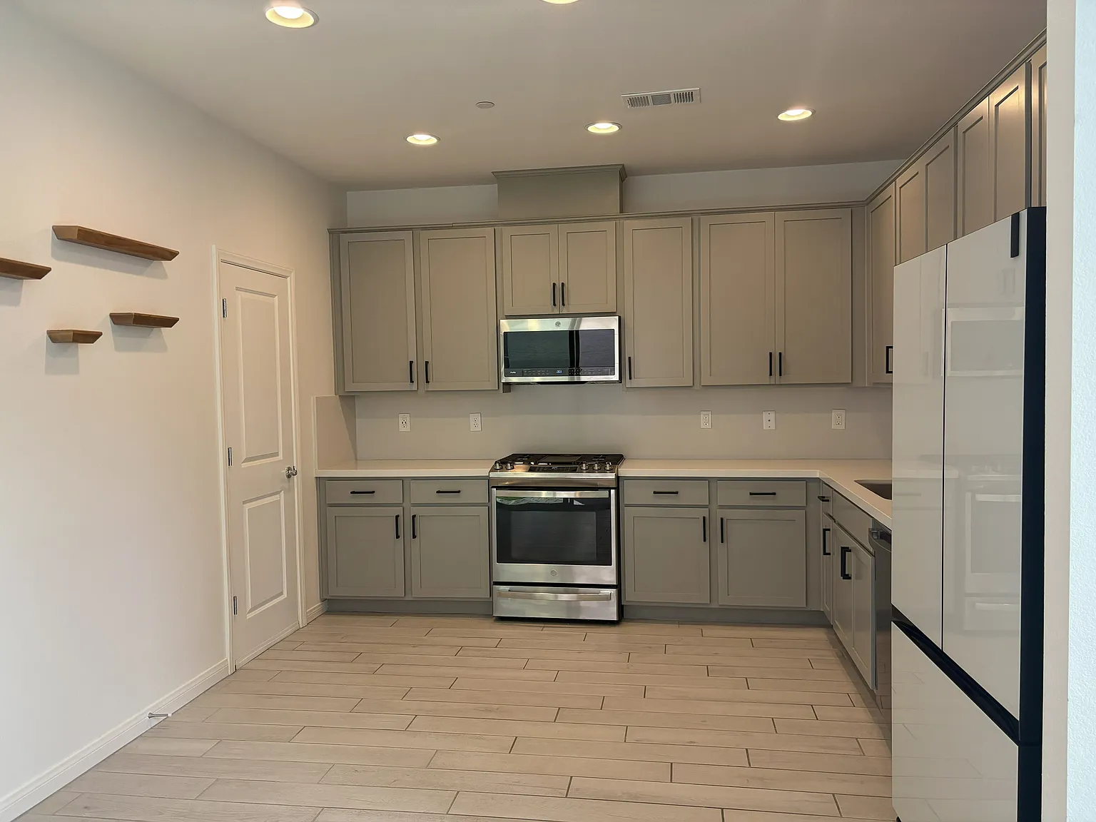 3 bed, 2.5 bath, 1592 sqft, $2,550 — Photo 4