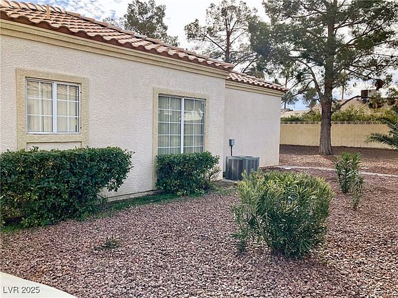 5th image of 1900 N Torrey Pines Dr Unit 132