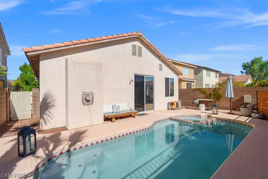 3 bed, 2.0 bath, 1389 sqft, $2,395 — Photo 1