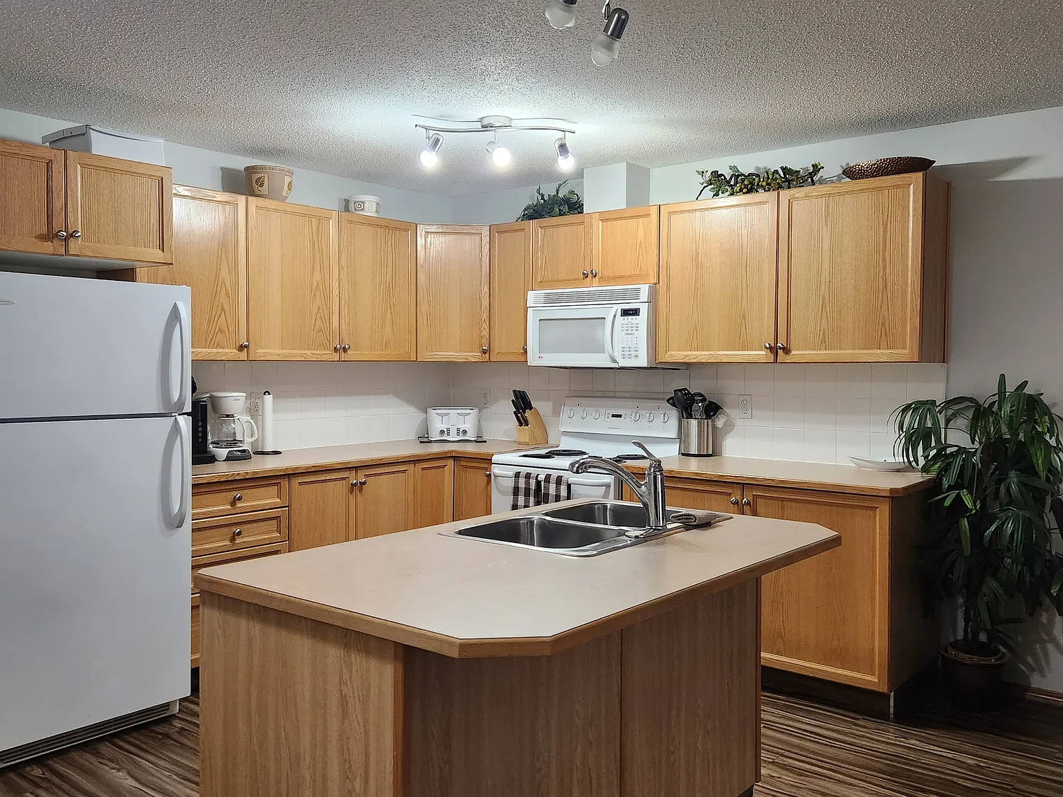 2 bed, 1100 sqft, $2,795 — Photo 3