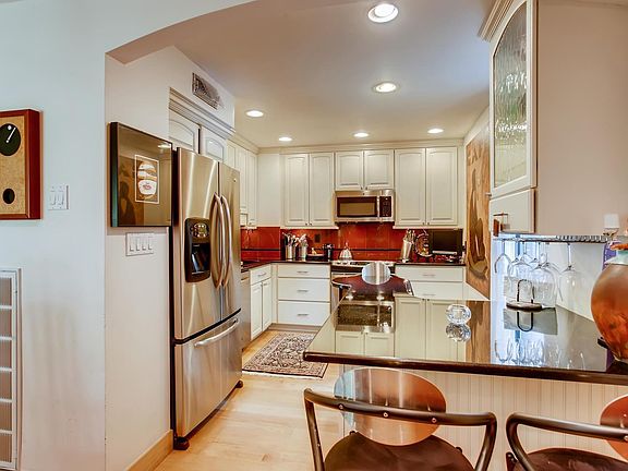 Updated kitchen- stainless appliances & granite counters