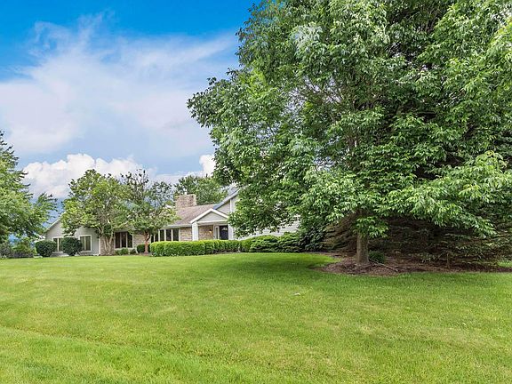 3rd image of 10 Meadow Wood Dr