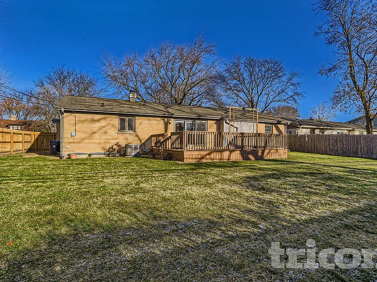 1441 Maple Ln — Photo 3