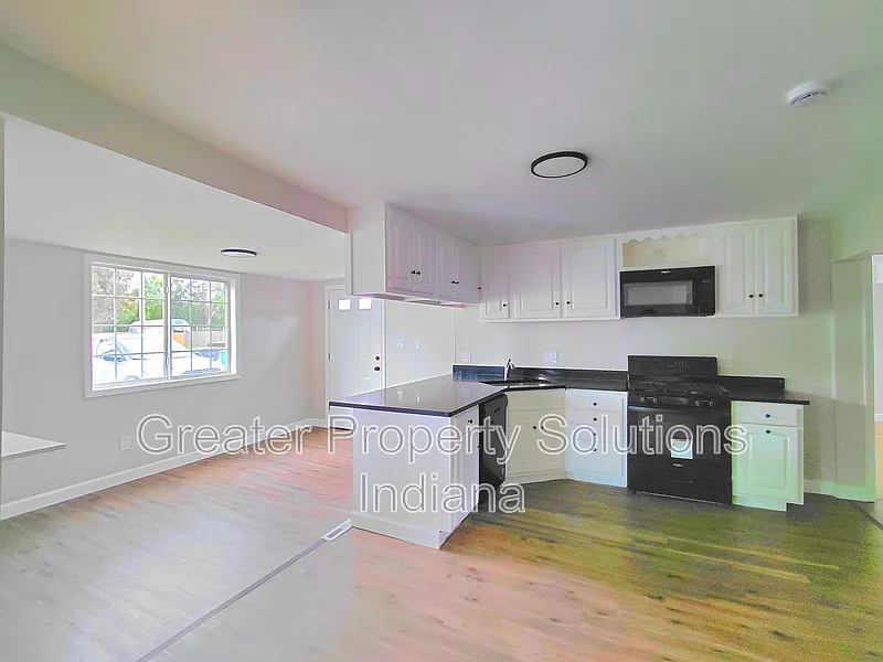 4 bed, 1.0 bath, 1450 sqft, $1,550 — Photo 2