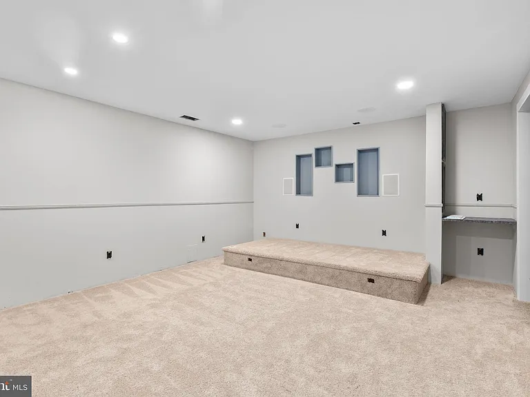 930 Forsythia Ln — Photo 41