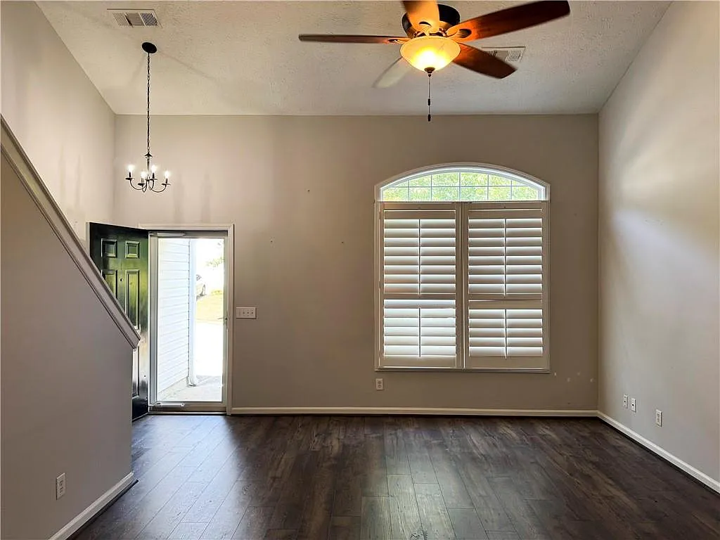 4 bed, 2.0 bath, 1876 sqft, $2,700 — Photo 3