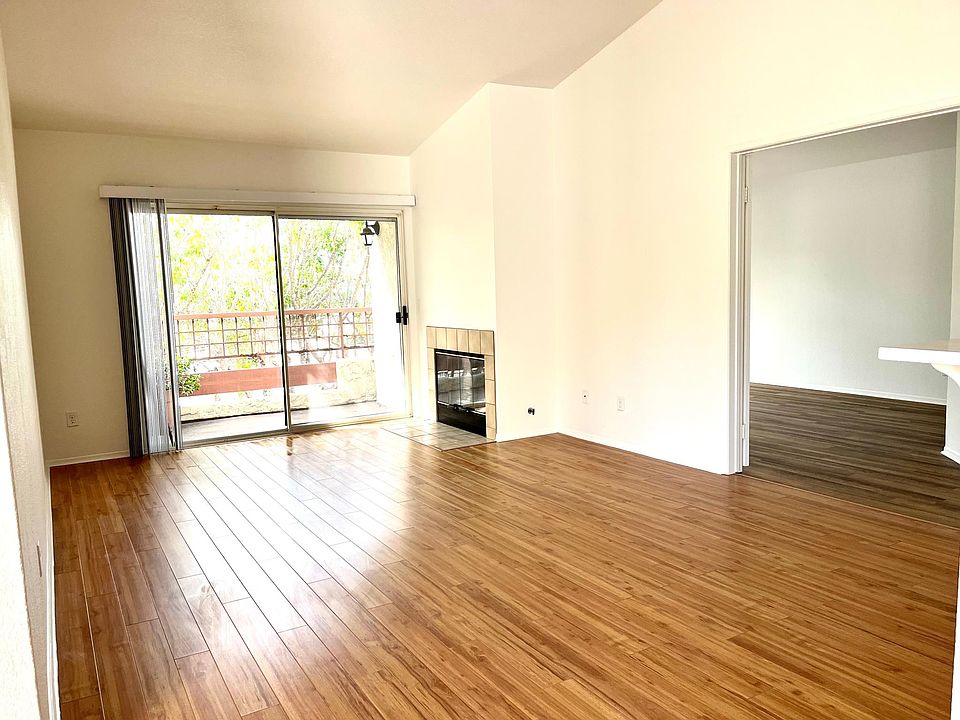 Spacious living room with balcony