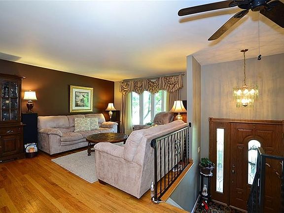 3rd image of 107 Brookmeade Dr