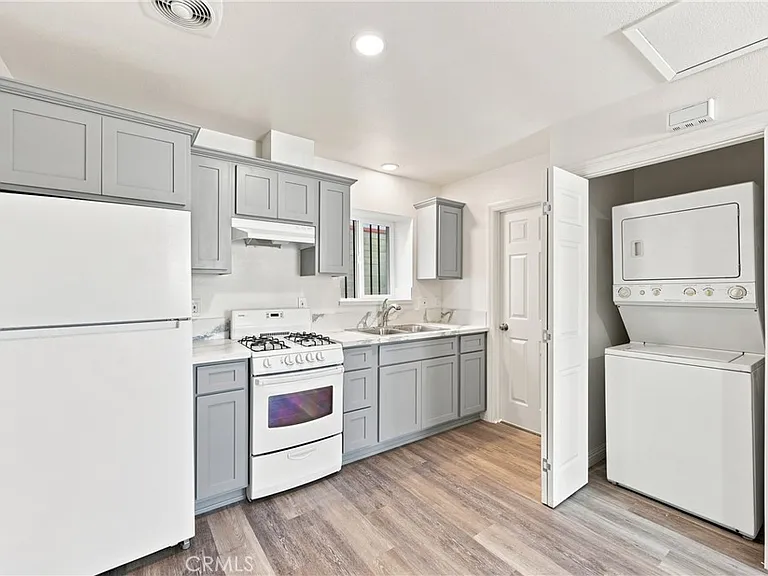 10646 S Wilton Pl — Photo 15