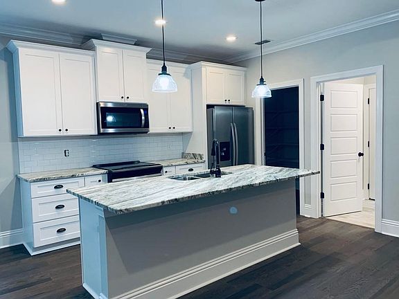 4th image of 48 Tuscany Trce