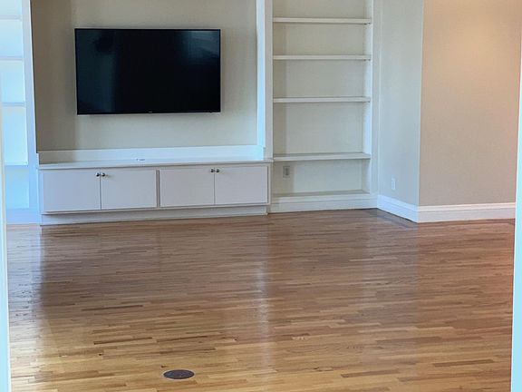 5th image of 990 Green St