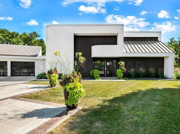 1319 Elm Cir N, Fargo, ND 58102