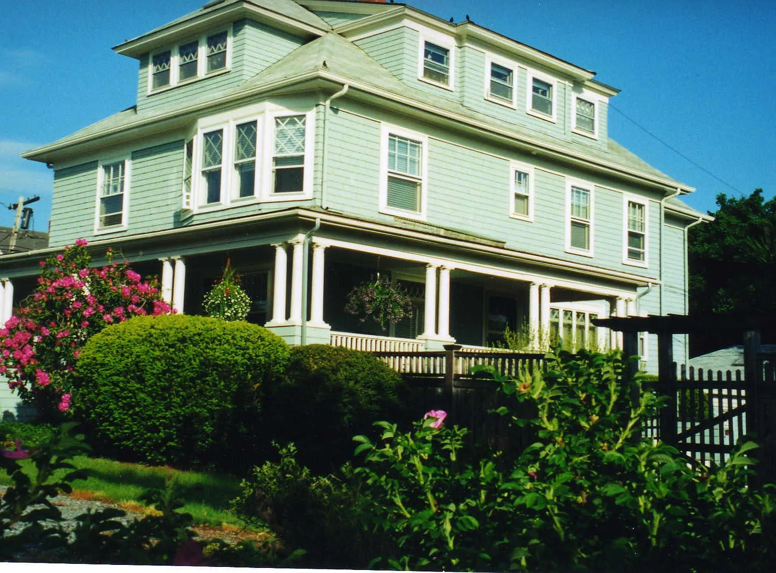 11 Beach Rd — Photo 1
