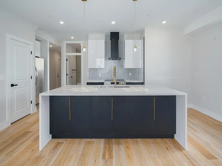 2731 W Jefferson St #4 — Photo 3