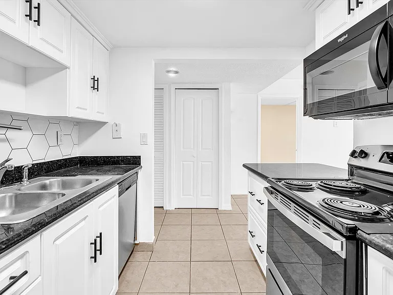 220 Lakeview Dr #210 — Photo 11