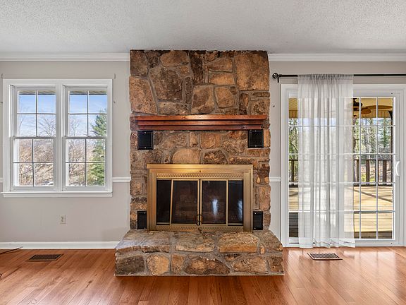 3rd image of 149 Blue Bird Ln