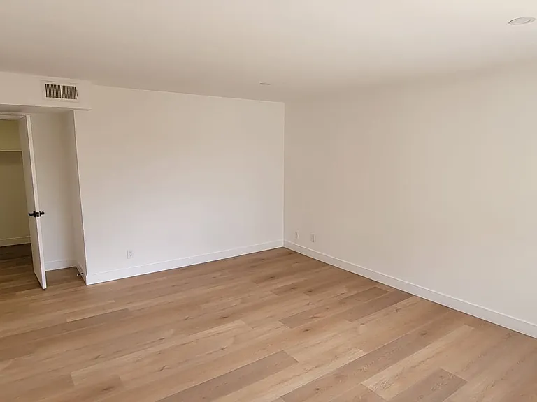 6228 Fulton Ave — Photo 12